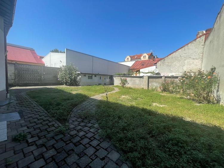 Casă individuală cu 8 camere cu Canalizare în Central