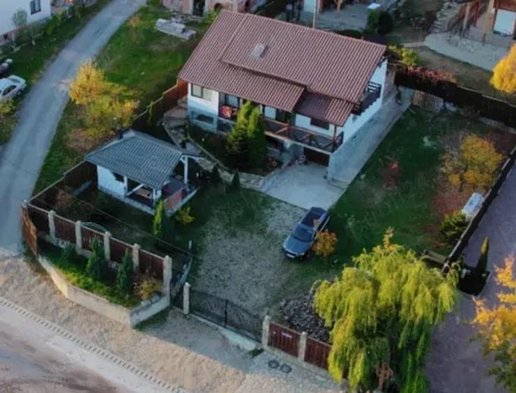 Casă cu 5 camere în Nucșoara de Jos