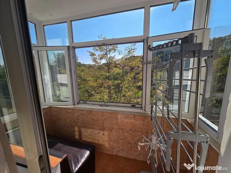 Apartament cu 3 camere semidecomandat în Târgu Cucu
