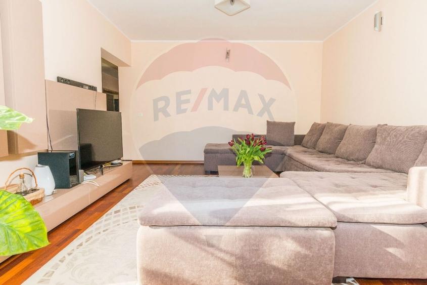 Casă individuală cu 6 camere cu Teren 1071 Mp în Central