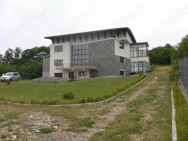 Casă cu Teren 6500 Mp în Central