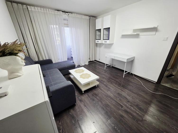 Apartament cu 3 camere semidecomandat în Dacia