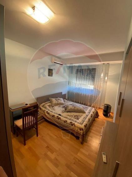 Apartament cu 3 camere decomandat în Est