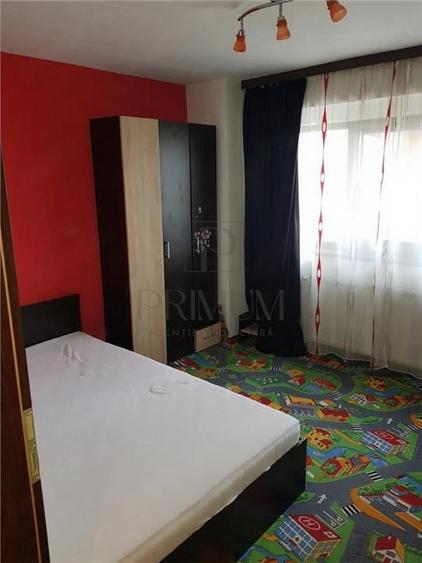 Apartament cu 3 camere decomandat, mobilat în Dacia