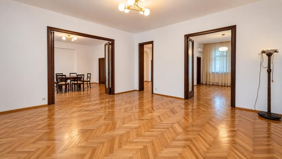 Apartament cu 4 camere decomandat în Polonă