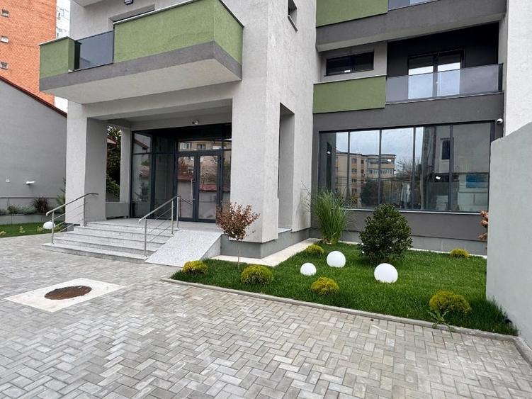 Spațiu comercial, de 300 mp, în Cornitoiu