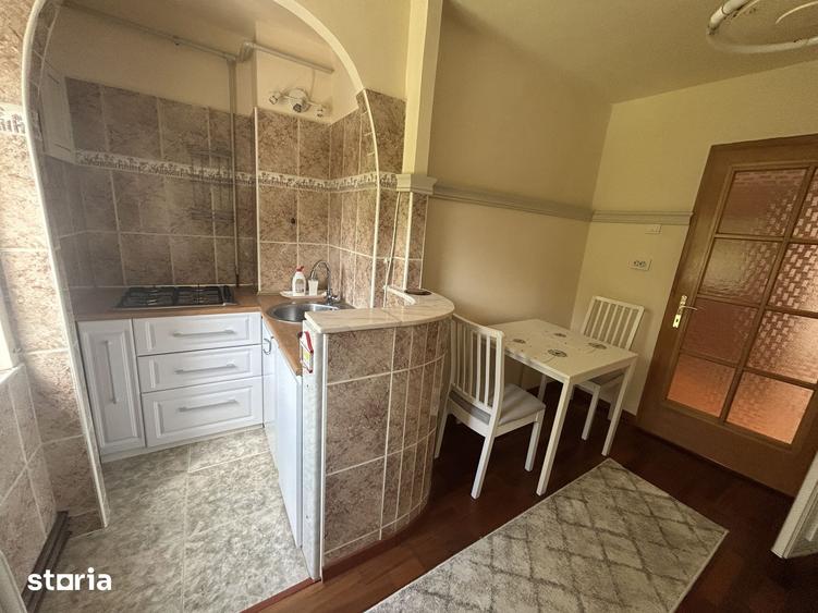 Apartament cu 3 camere decomandat în Girocului