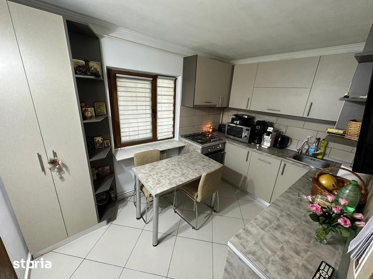 Apartament cu 4 camere decomandat în Nicolina
