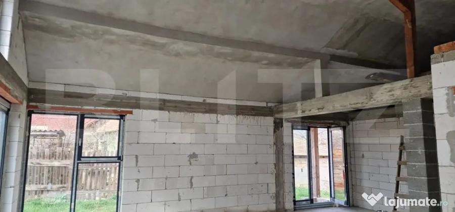 Casă cu 3 camere cu Teren 2712 Mp în Central