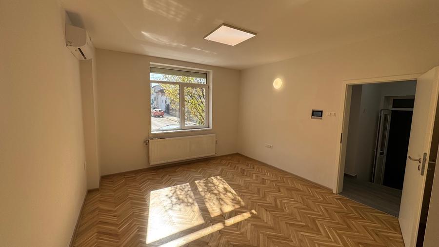 Casă individuală cu 9 camere cu Garaj în Cantemir