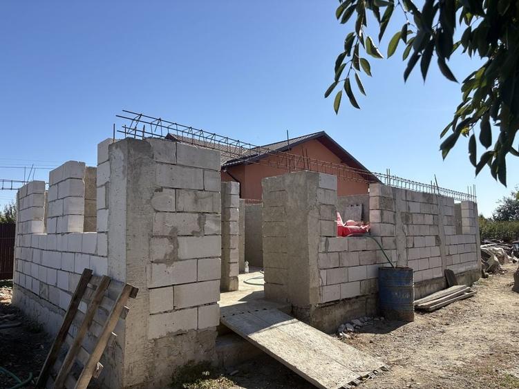 Casă cu 4 camere în Tomșani