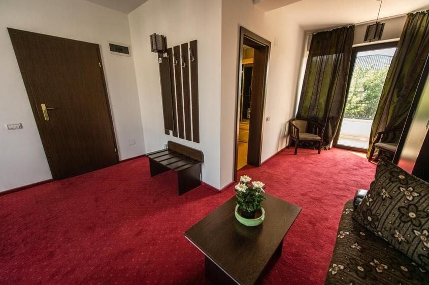 Apartament cu 8 camere decomandat în Ovidiu