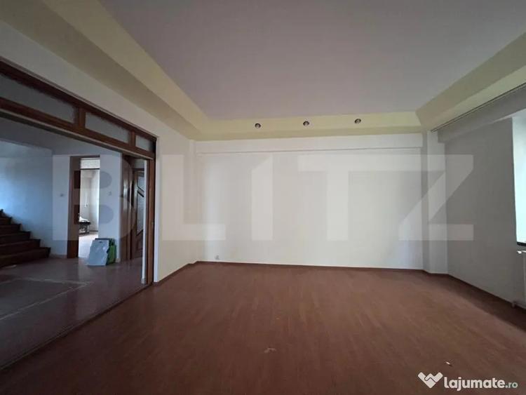 Casă cu 7 camere cu Teren 900 Mp în Central