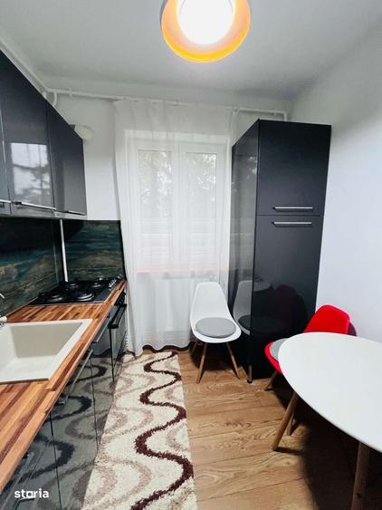 Apartament cu 3 camere semidecomandat, mobilat în Central