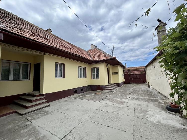 Casă individuală cu 21 camere cu Canalizare în Central