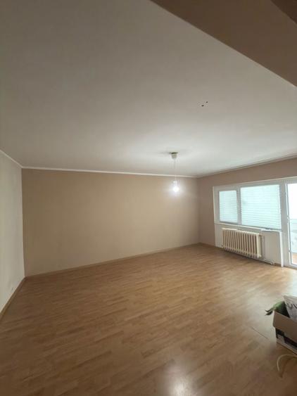 Apartament cu 3 camere decomandat în Exterior Vest