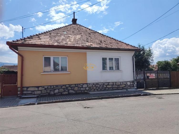 Casă cu 2 camere cu Teren 469 Mp în Central