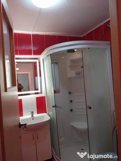 Apartament cu 4 camere decomandat în Confecții