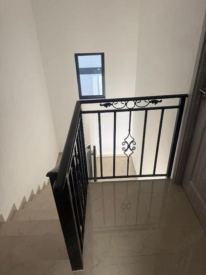 Casă cu 6 camere cu Teren 180 Mp în Lumina