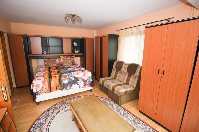 Casă individuală cu 8 camere cu Canalizare în Central
