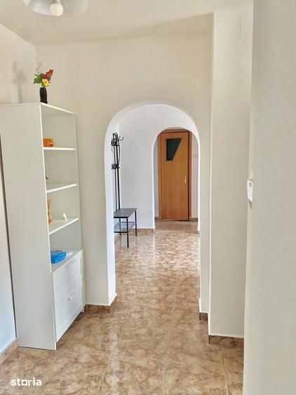 Apartament cu 4 camere semidecomandat în Tineretului