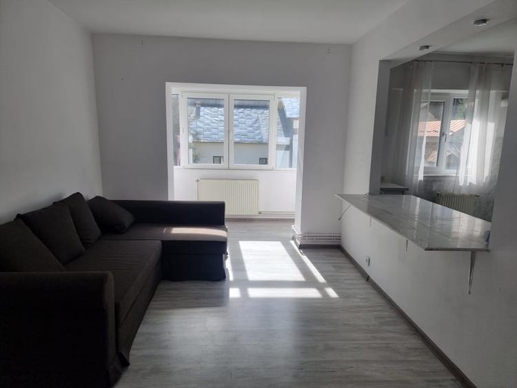 Apartament cu 3 camere semidecomandat, mobilat în Azuga