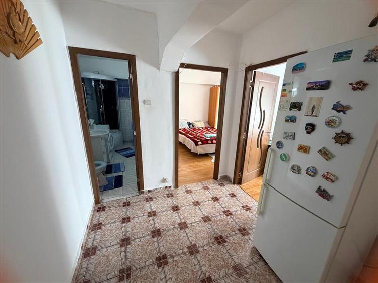 Apartament cu 3 camere decomandat, mobilat în Dacia