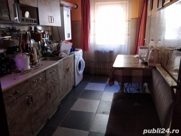 Apartament cu 3 camere semidecomandat în Girocului