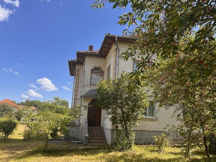 Casă cu 4 camere în Urluiești