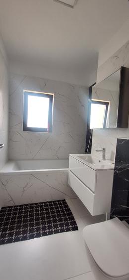 Apartament cu 3 camere semidecomandat în Florești