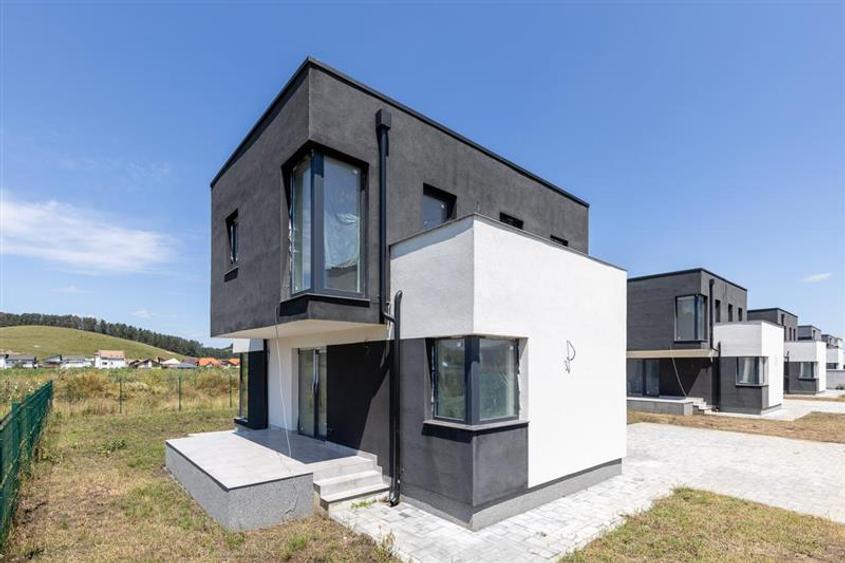 Casă individuală cu 5 camere cu Teren 500 Mp în Exterior Est