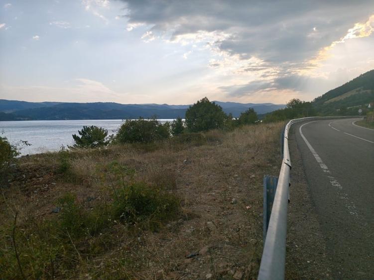 Teren intravilan de 1398 mp, în Svinița