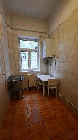 Apartament cu 3 camere semidecomandat în Moșilor
