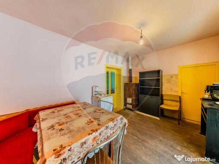 Casă cu 2 camere cu Teren 4500 Mp în Cărand