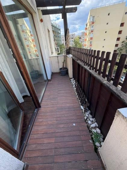 Apartament cu 3 camere semidecomandat în Nerva Traian