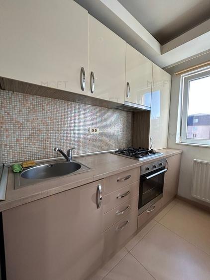 Apartament cu 3 camere semidecomandat, mobilat în Păcii
