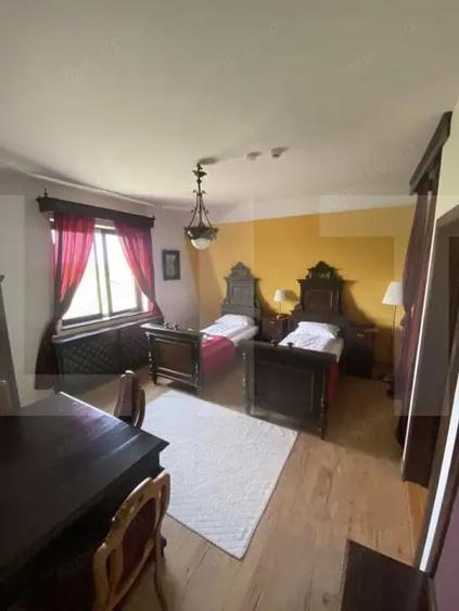 Casă cu 7 camere cu Teren 3000 Mp în Central