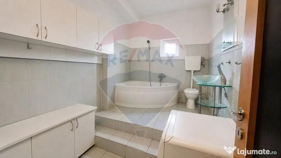 Apartament cu 3 camere decomandat în Rogerius