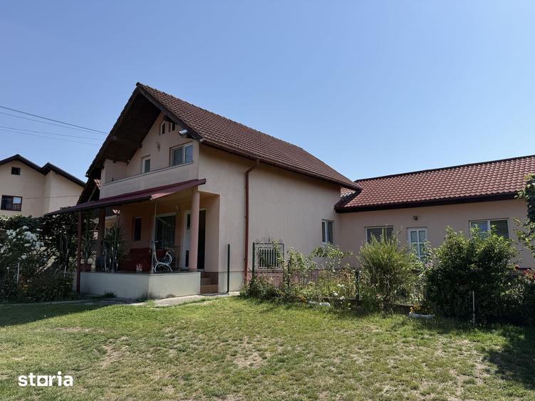 Casă cu 6 camere cu Teren 5600 Mp în Golești