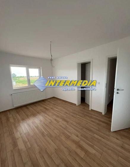 Duplex cu 4 camere cu Canalizare în Central