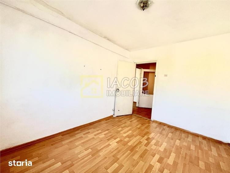 Apartament cu 3 camere semidecomandat în Republicii