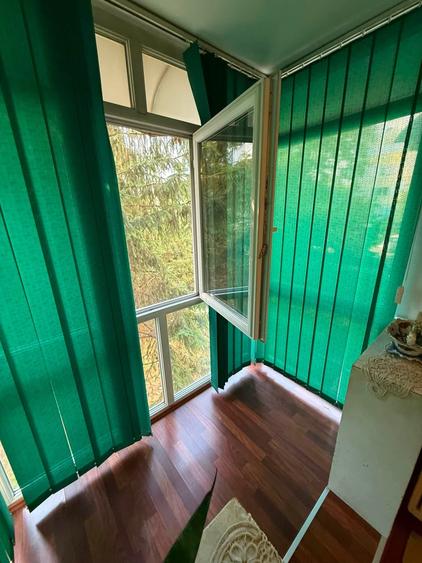 Apartament cu 4 camere semidecomandat în Rovine
