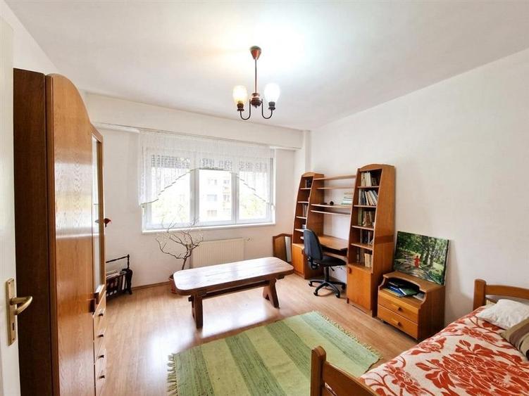 Apartament cu 4 camere decomandat în Bâlc