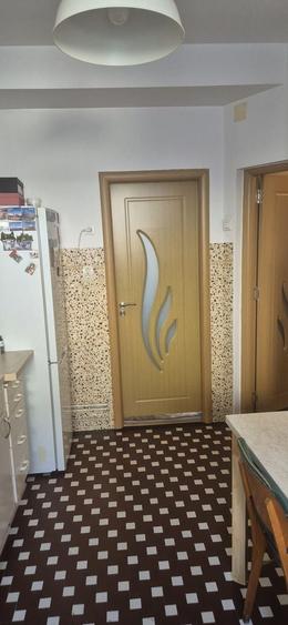 Apartament cu 4 camere semidecomandat, mobilat în Ștefan cel Mare
