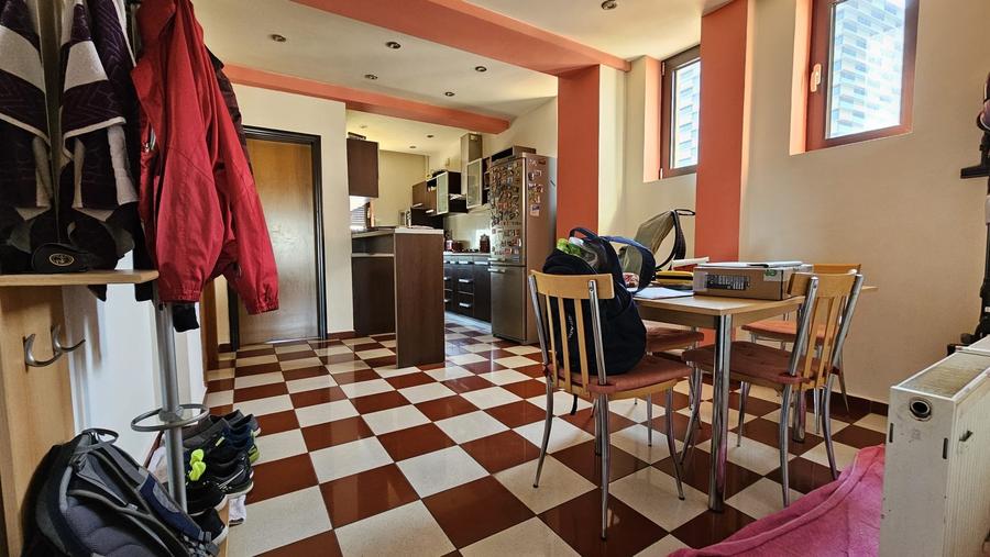 Apartament cu 4 camere semidecomandat, mobilat în P-ța Romană