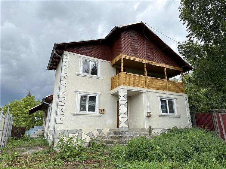 Casă individuală cu 6 camere cu Teren 750 Mp în Periferie