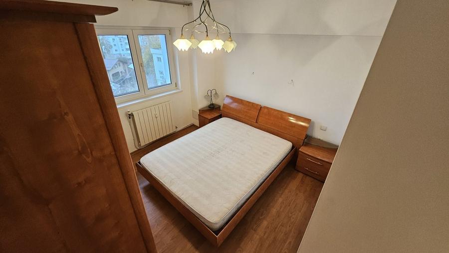 Apartament cu 4 camere decomandat în Central