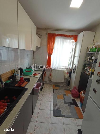 Apartament cu 3 camere semidecomandat în Podu Roș