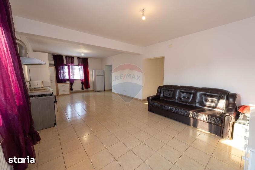Casă cu 9 camere cu Teren 400 Mp în Central