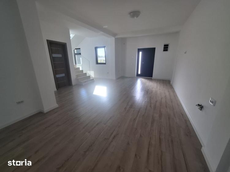 Casă cu 5 camere cu Teren 330 Mp în Tunari